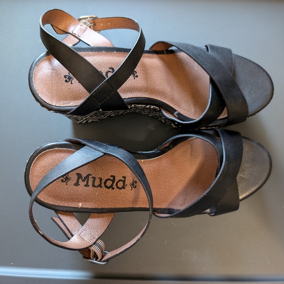 MUDD Wedge Sandals Like New Geometric Design W8 Black/White - Picture 5 of 7